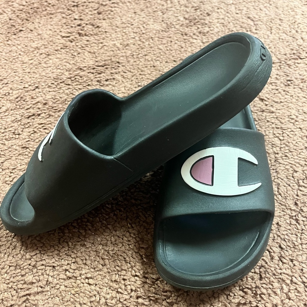 Women’s black size 7 Champion slides